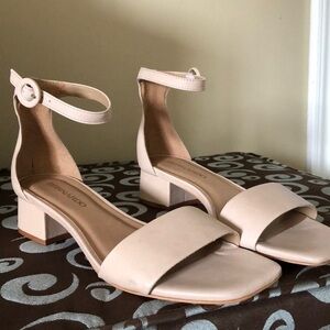 Bernardo sandals size 6.5 (runs bigger)
